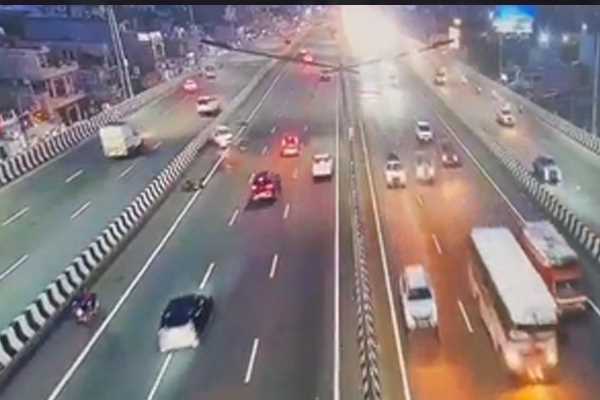 दिल्ली-मेरठ एक्सप्रेसवे पर रॉन्ग साइड से आ रही कार ने स्कूटी सवार मां-बेटे को मारी टक्कर, हुई मौत